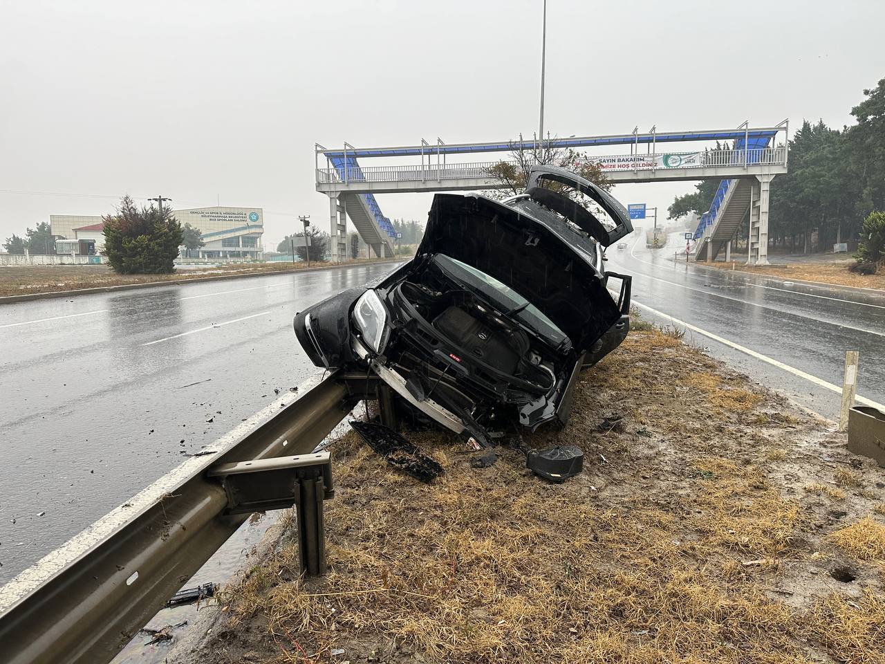 Tekirdağ’ın Süleymanpaşa ilçesinde yağan yağmur sonrası kayganlaşan yolda direksiyon hakimiyetini
