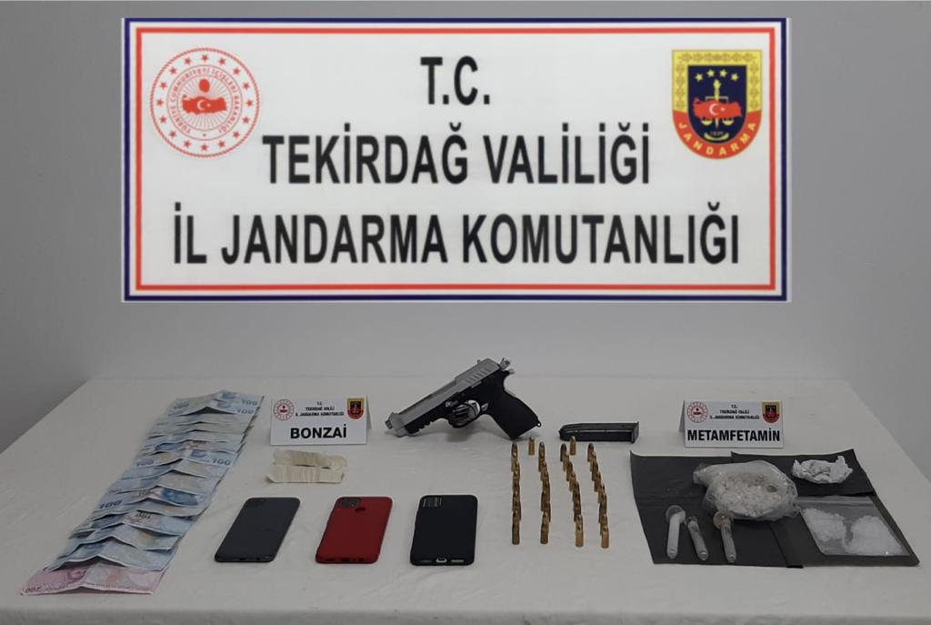 Jandarma’dan Uyuşturucu Operasyonu Tekirdağ’ın Çerkezköy ilçesinde düzenlenen operasyonda 3 şüpheli yakalanırken aramalarda uyuşturucu