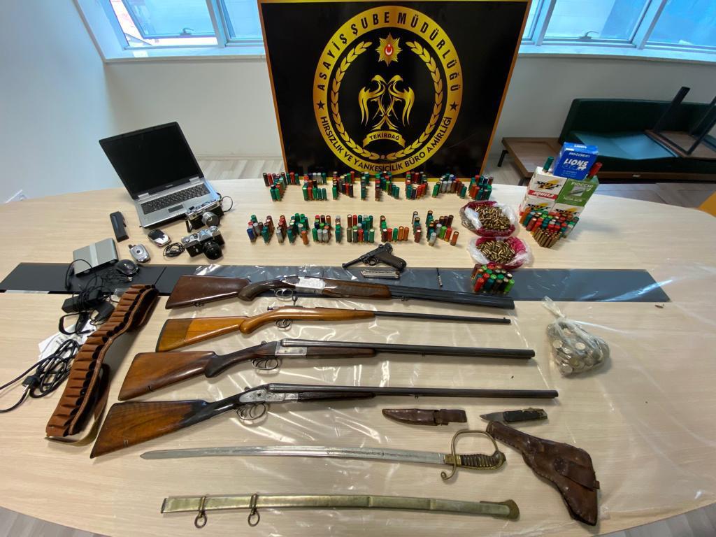 Tekirdağ’ın Süleymanpaşa ilçesinde evlere girerek, silah, mermi ve elektronik cihaz
