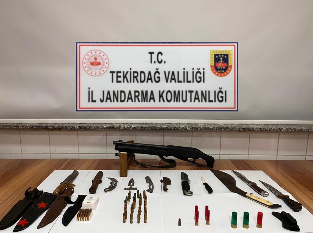 Tekirdağ’da bir iş yerinden tüfek, 65 mermi ve farklı ebatlarda