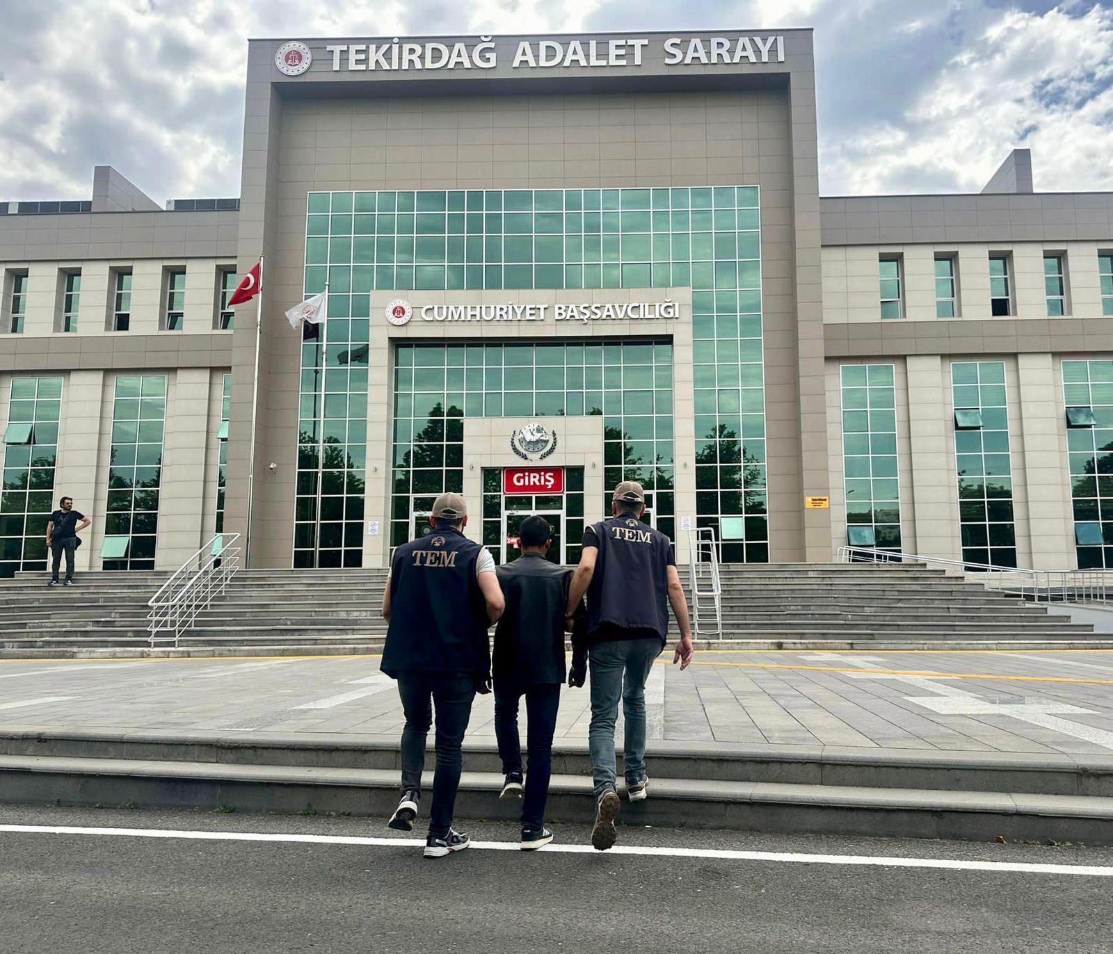 Tekirdağ’da DEAŞ Terör Örgütü Üyesi Yakalandı Tekirdağ’ın Marmaraereğlisi ilçesinde DEAŞ terör örgütü içinde silahlı faaliyet gösterdiği