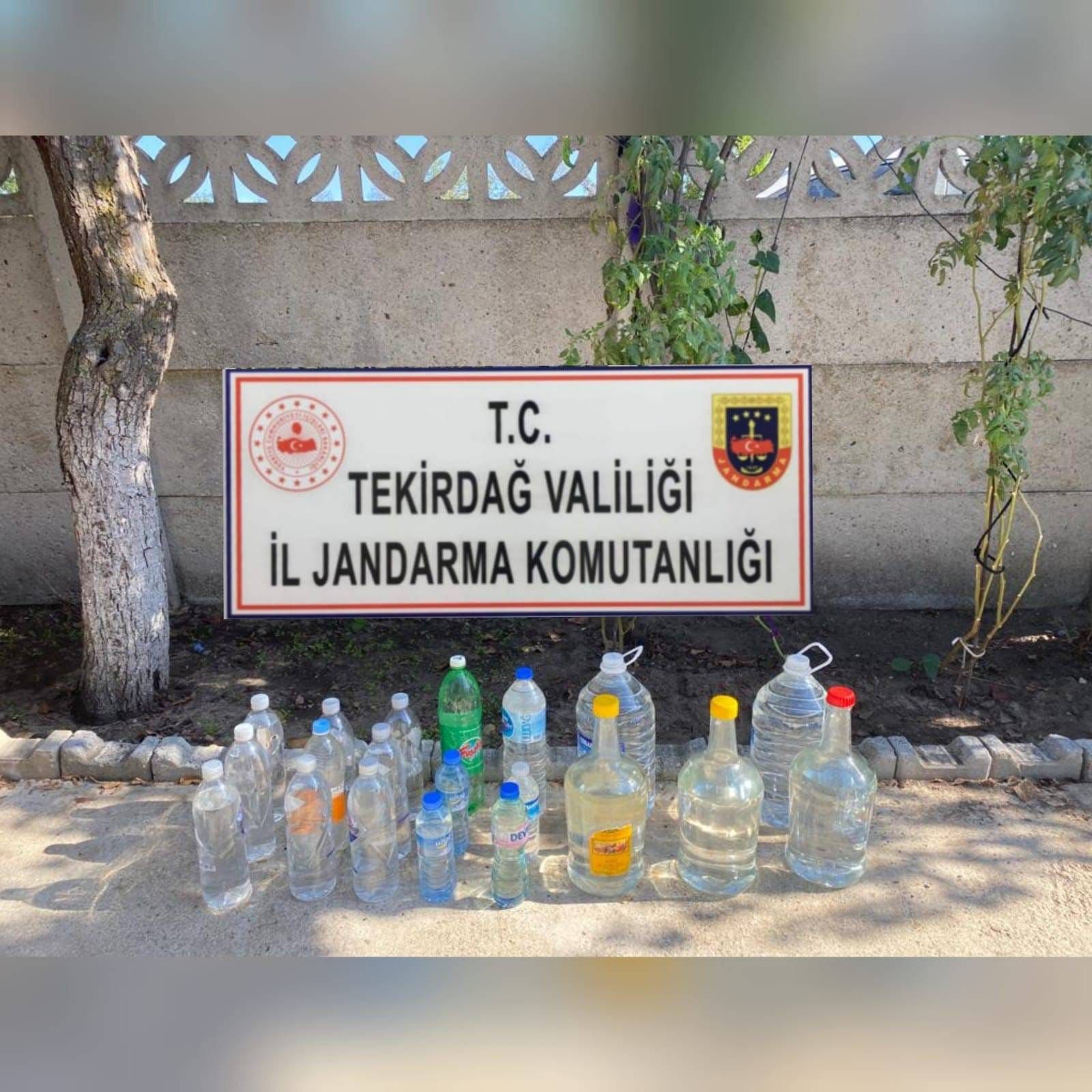 30 Litre El Yapımı Rakı Yakalandı Tekirdağ'da Jandarma Ekipleri tarafından yapılan operasyonda 30 litre el yapımı