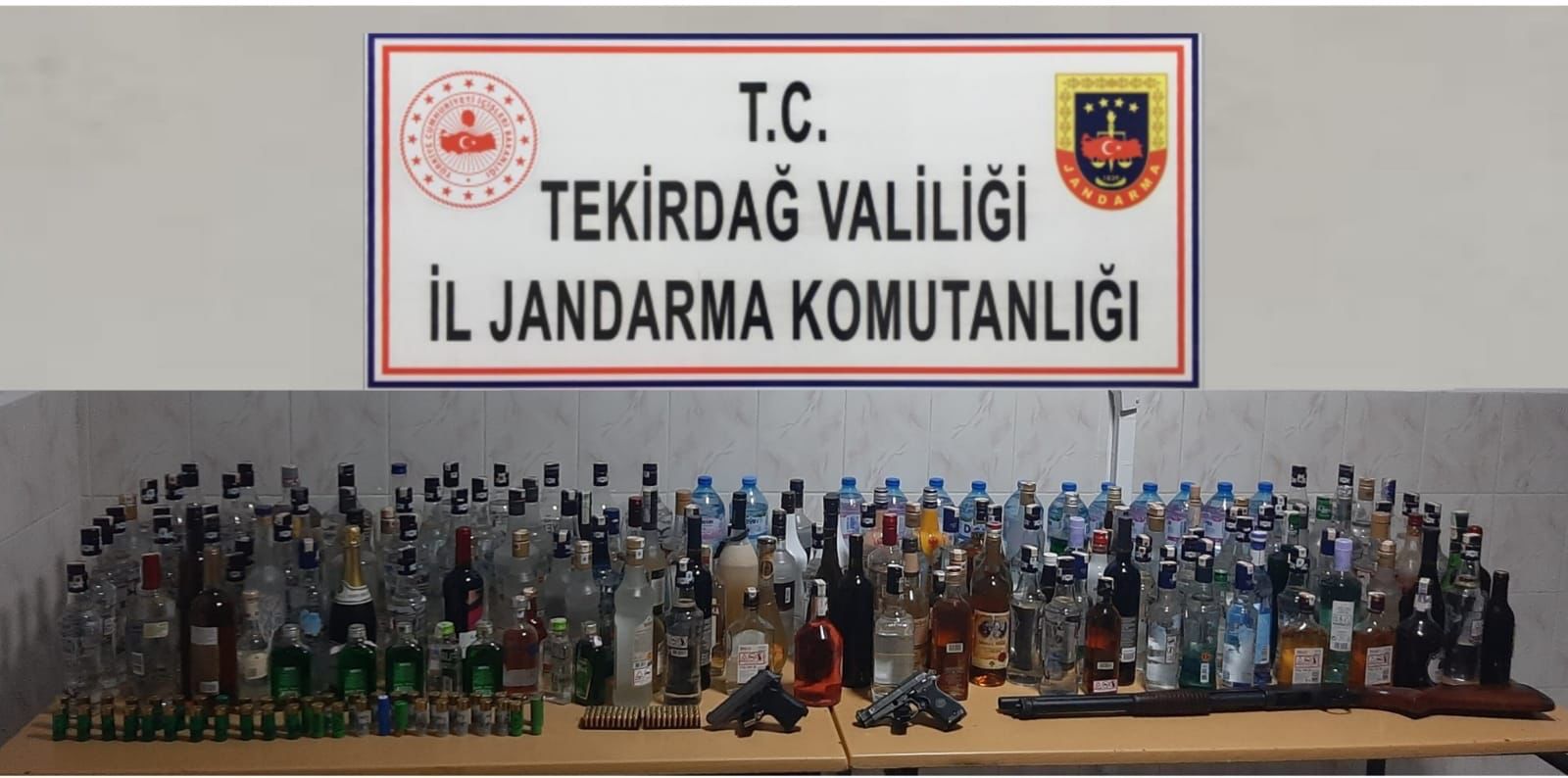 Muratlı’da 260 Litre Kaçak İçki Yakalandı Tekirdağ İl Jandarma Alay Komutanlığı ekipleri, Muratlı’da bir evde 260