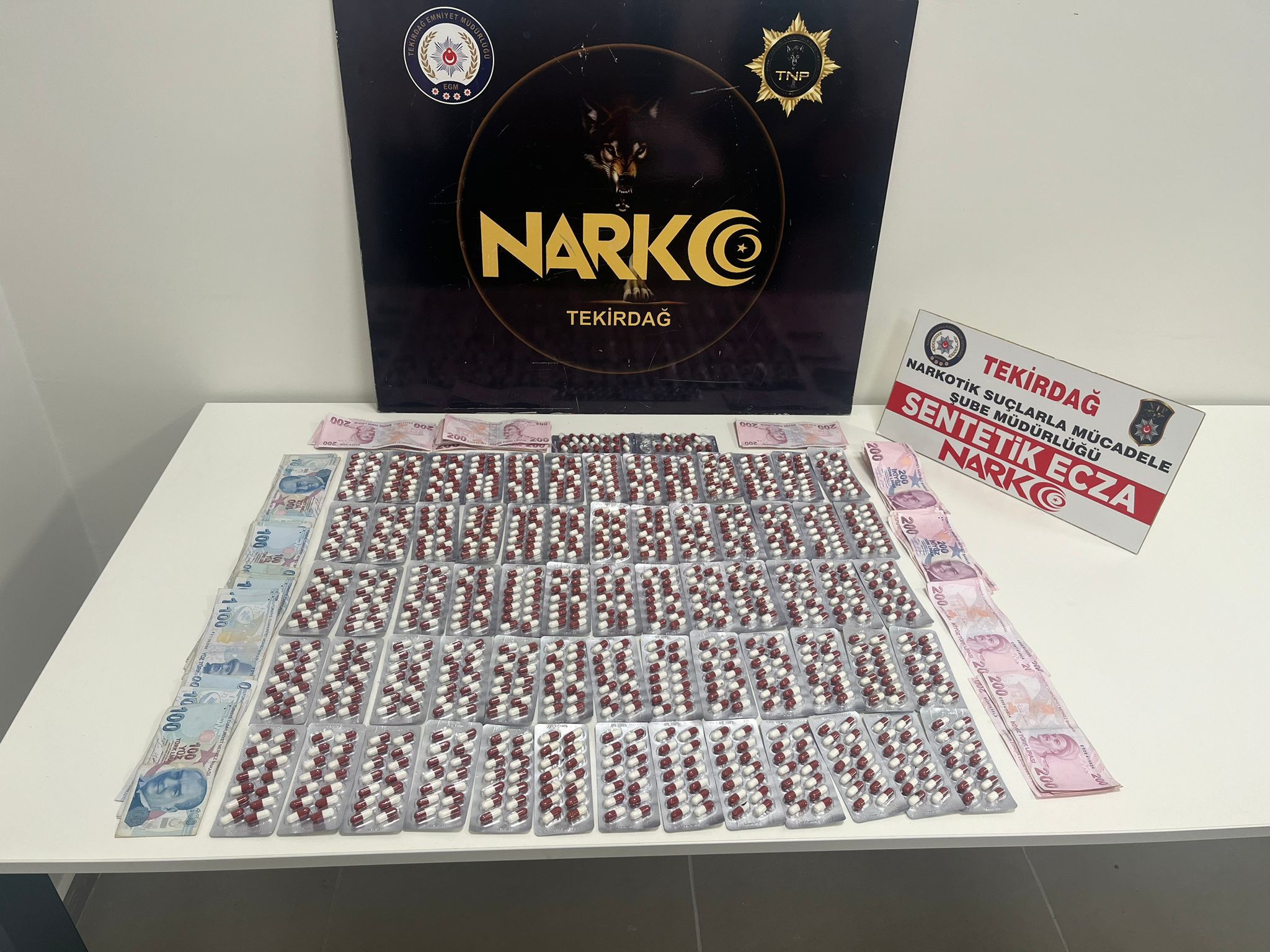 Tekirdağ’ın Süleymanpaşa ilçesinde 3 şüphelinin üzerinde, adreslerinde ve kullandıkları araçta