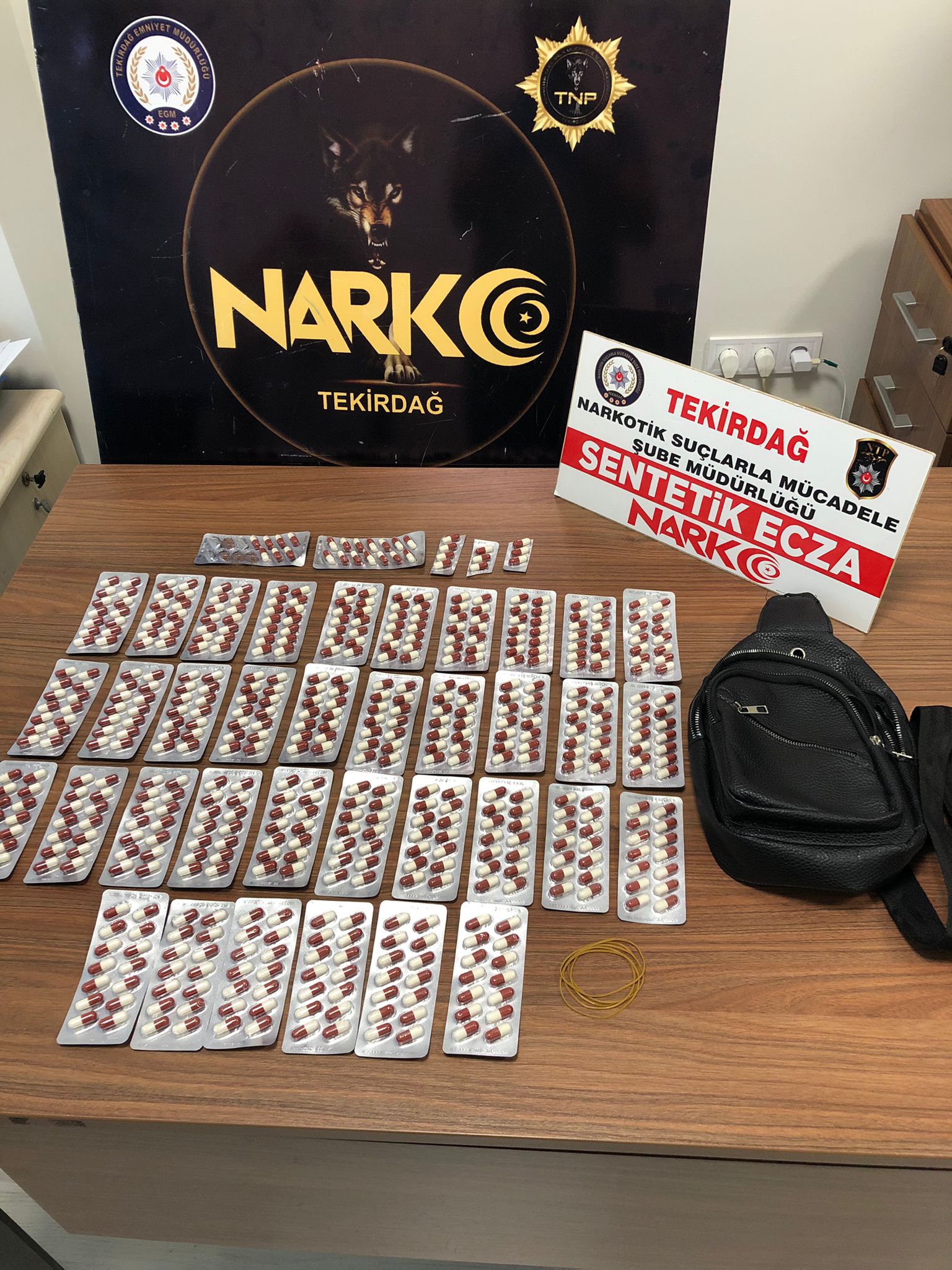 Tekirdağ'da polis ekiplerince düzenlenen operasyonda 2 kişi uyuşturucu satıcılığından yakalanırken,