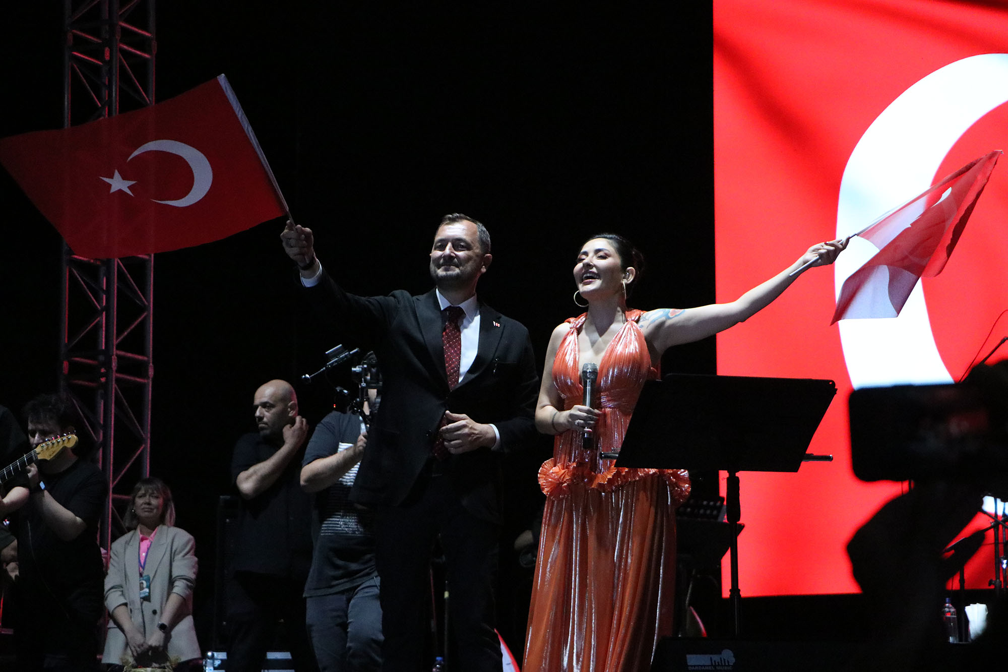 Mosso, Konser Öncesinde Özür Diledi 57.Kiraz Festivalinin son günü etkinlikleri kapsamında gece konserlerine ilgi yoğun