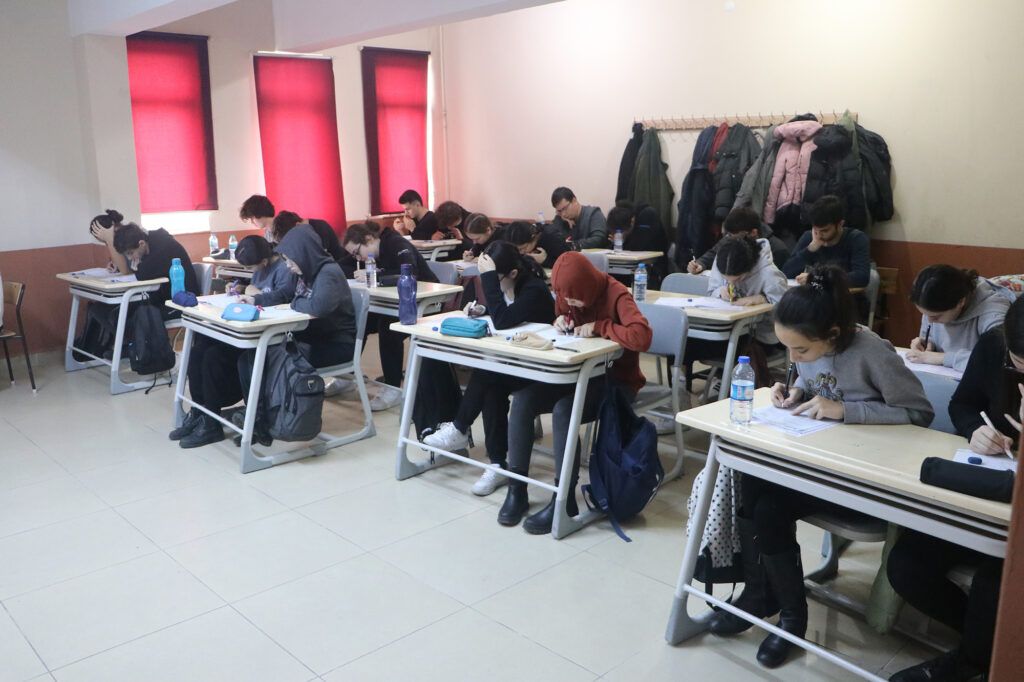 Sınava Hazırlanan Gençlere, Ücretsiz Deneme Sınavı Yapıldı