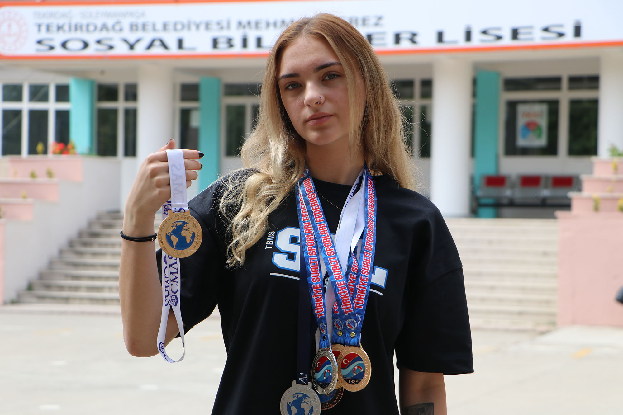 Kuveyt'te düzenlenen Serbest Dalış Havuz Dünya Şampiyonası'nda bir altın, bir