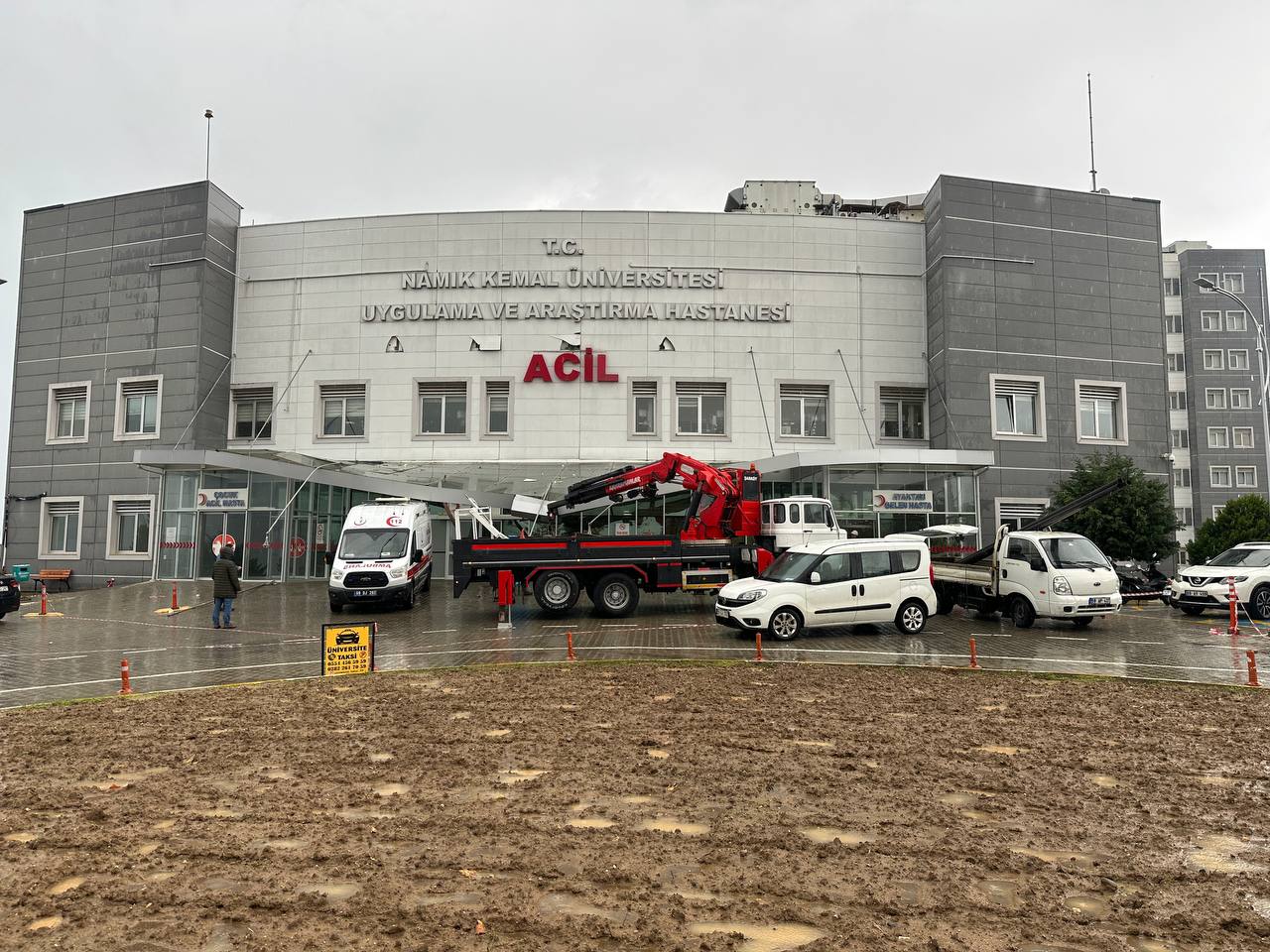 Tekirdağ’da yaşanan fırtına nedeniyle, Namık Kemal Üniversitesi Araştırma Hastanesinin acil