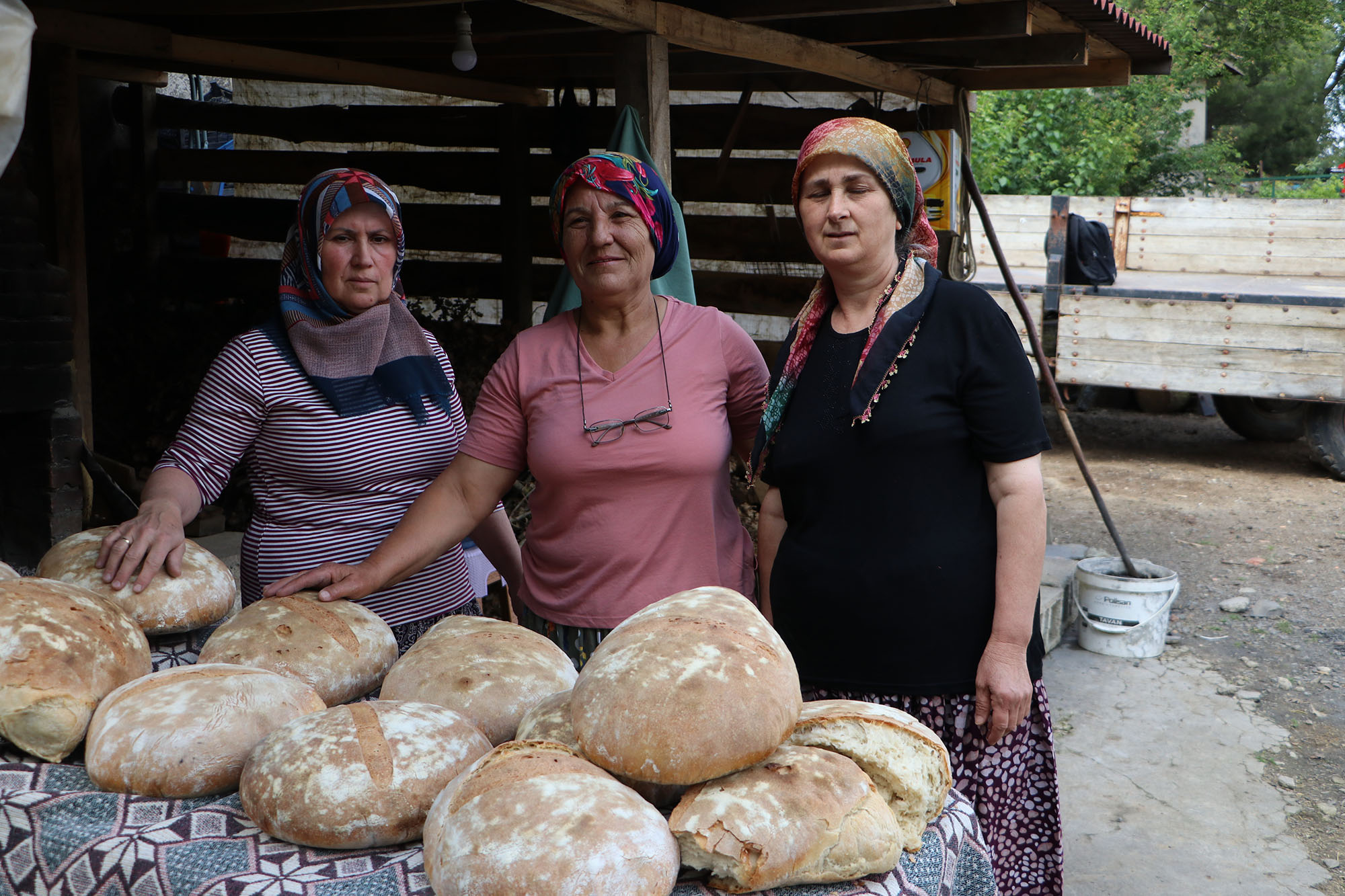 Tekirdağ’ın Hayrabolu ilçesine bağlı Emiryakup köyünde kadınlar, köy ekmeği yaparak