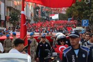 Cumhuriyet’in kuruluşunun 100. Yılı nedeniyle Tekirdağ’ın Süleymanpaşa ilçesinde binlerce vatandaşın