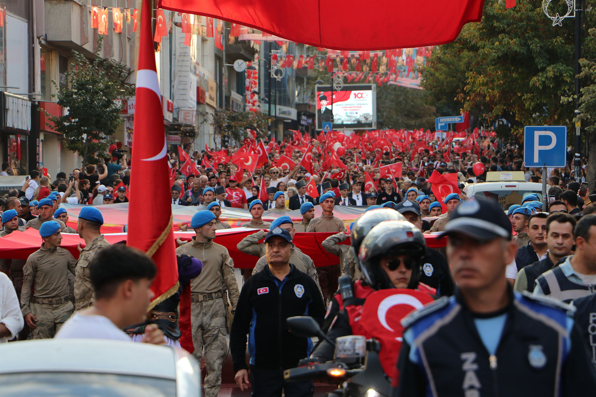 Cumhuriyet’in kuruluşunun 100. Yılı nedeniyle Tekirdağ’ın Süleymanpaşa ilçesinde binlerce vatandaşın