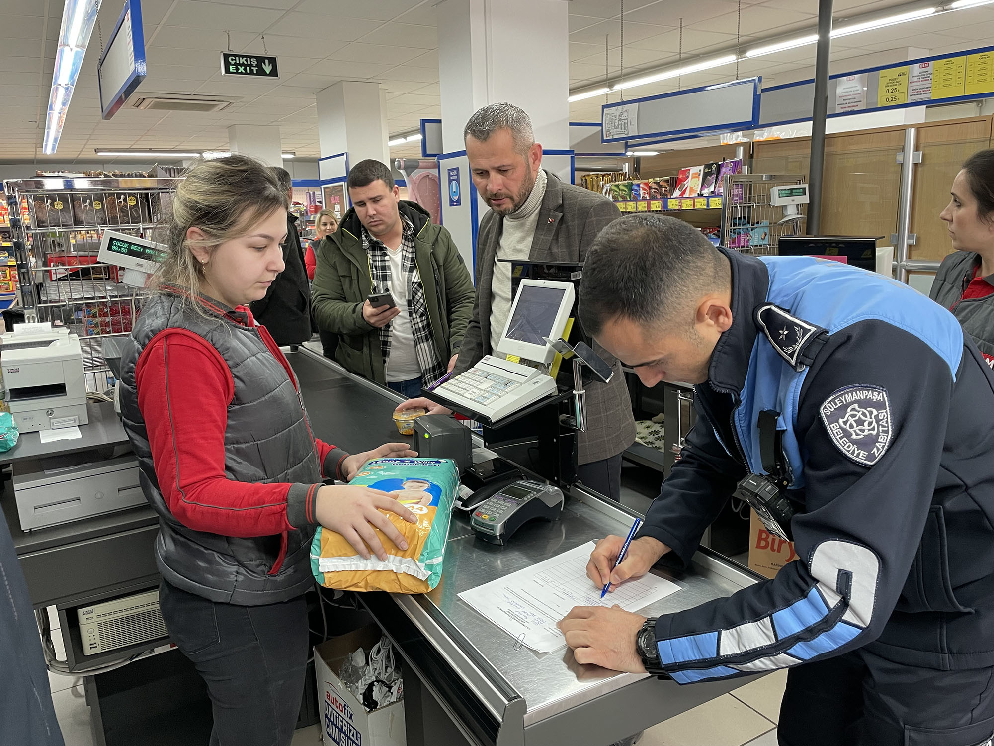 Tekirdağ’daki zincir marketlerde, temel ihtiyaç malzemelerinin fiyatı kontrol edildi, raf