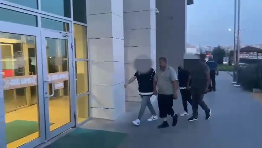 Tekirdağ'ın Süleymanpaşa ilçesinde hafif ticari araçtan 12 kişi çıktı.