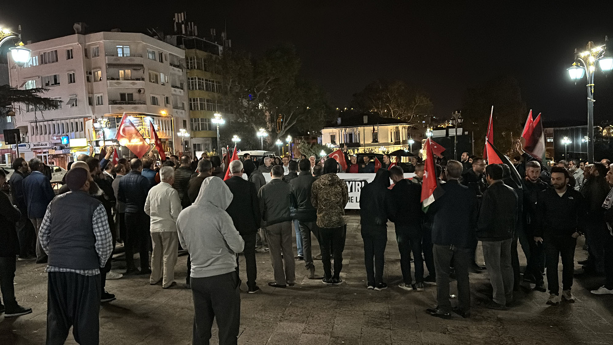 İsrail’in Filistin’de bir hastaneye gerçekleştirdiği saldırı sonrası, Tekirdağ’da vatandaşlar sokaklara