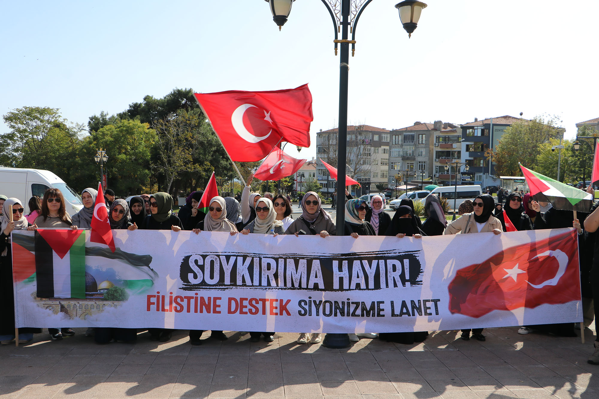 Tekirdağ’da Sivil Toplum kuruluşu temsilcileri ve vatandaşlar tarafından Cuma namazı