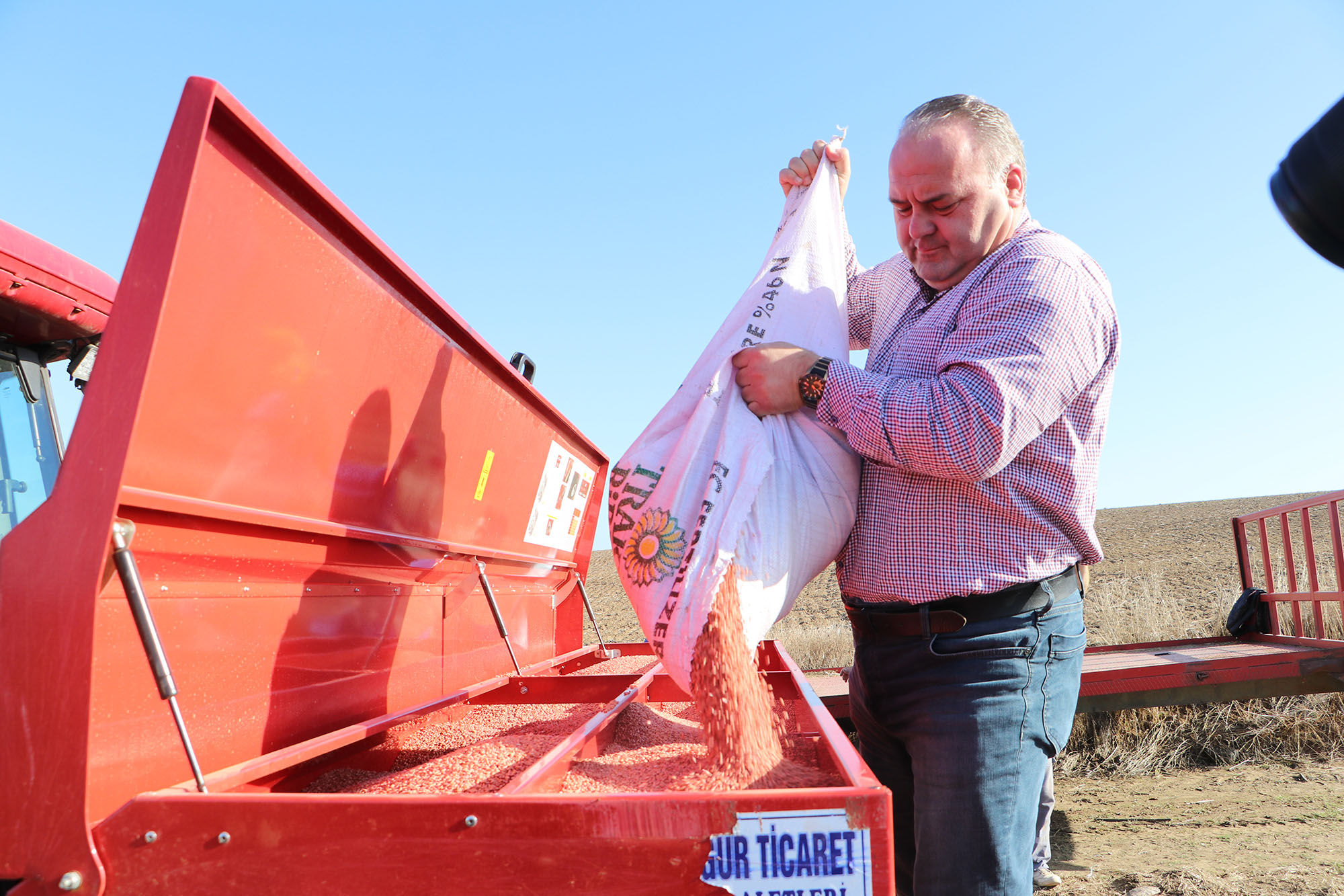 Tekirdağ’da Buğday Ekimi Başladı Tekirdağ’da geçtiğimiz gün yaşanan yağışların ardından toprağın tava gelmesi nedeniyle,