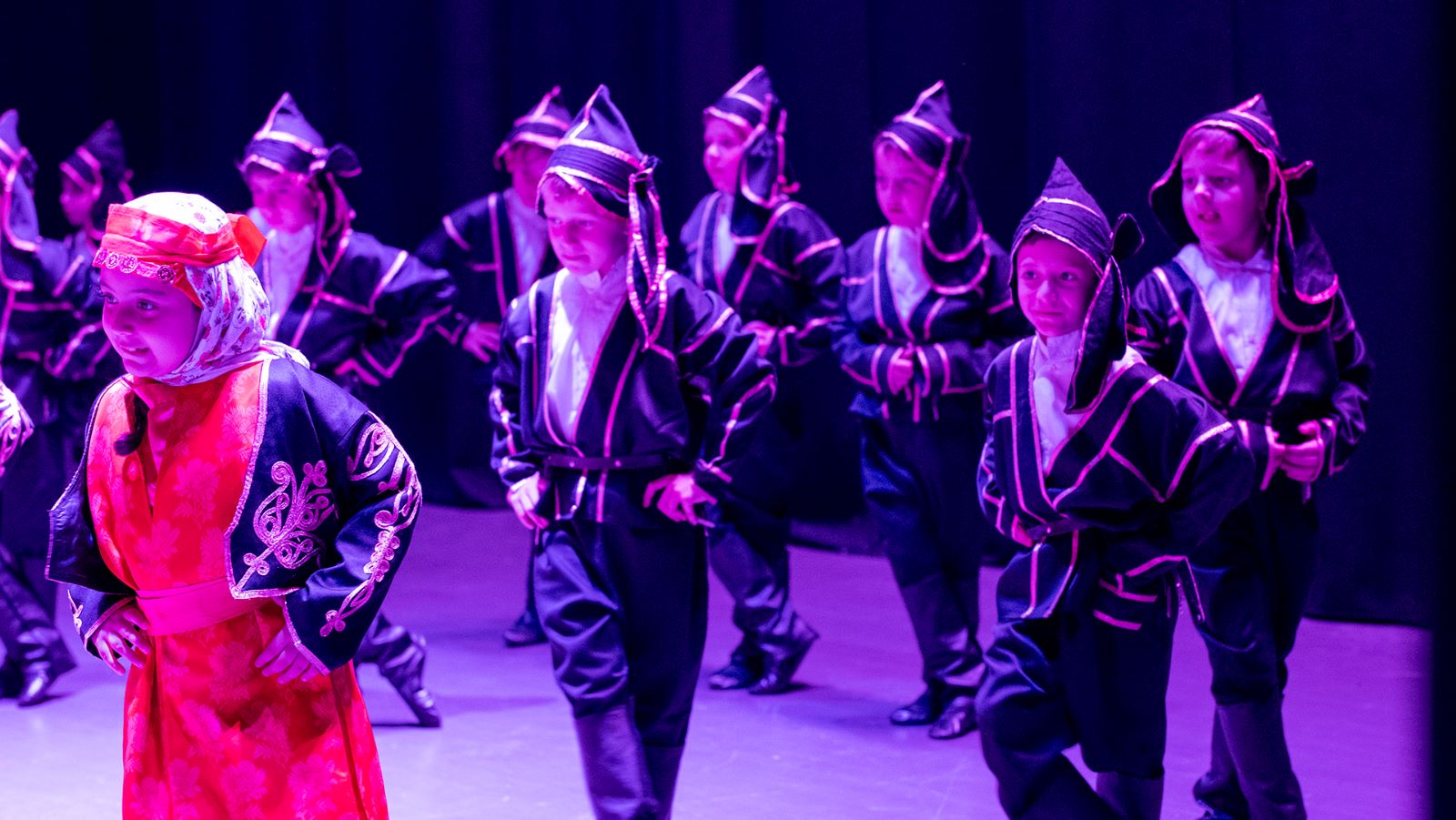 Süleymanpaşa İlkokulunca düzenlenen yıl sonu etkinliğinde minik öğrenciler Türkiye’nin çeşitli