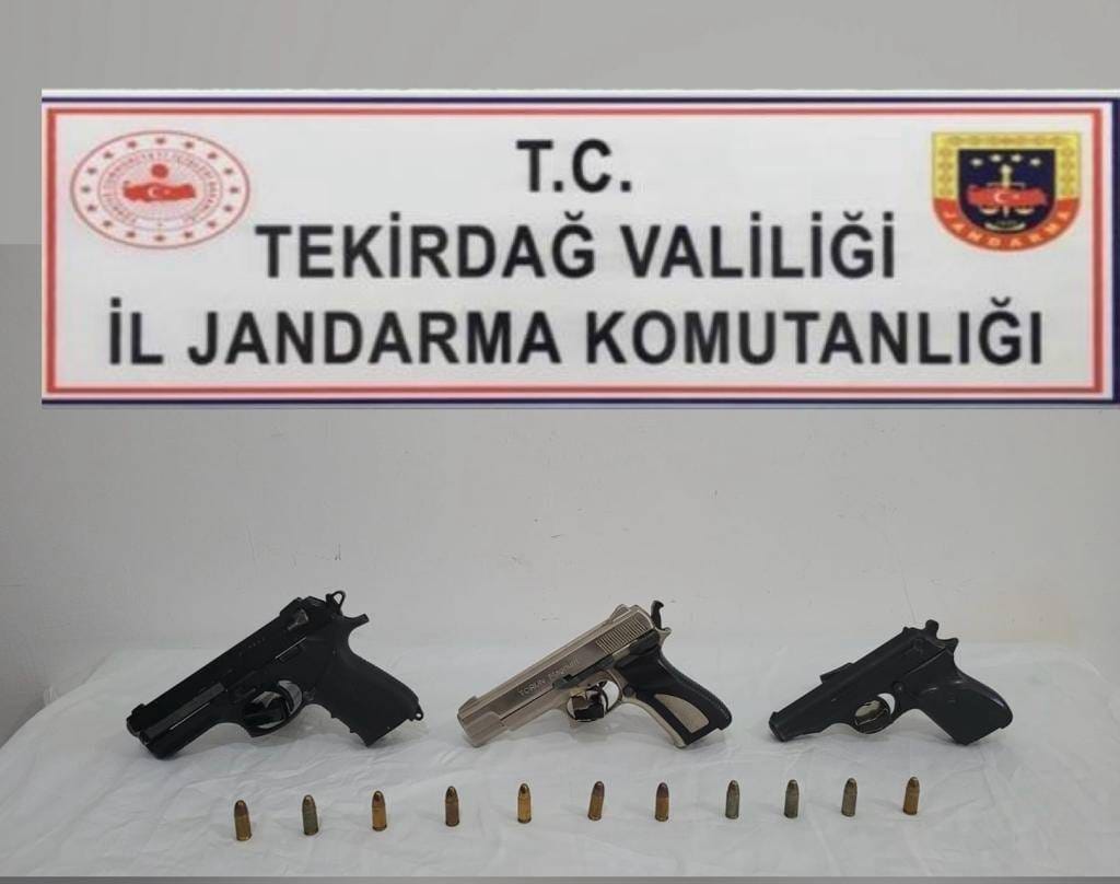 Evinden Ruhsatsız 3 Tabanca Çıktı Tekirdağ İl Jandarma Alay Komutanlığı ekipleri, Şarköy’ün Mürefte mahallesinde bir