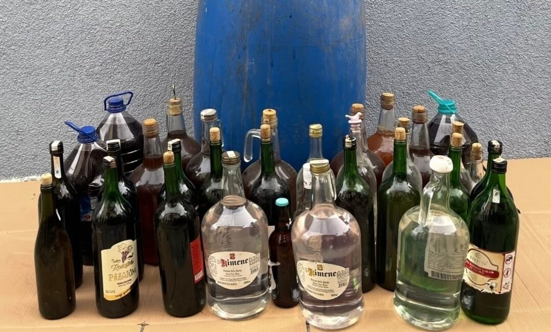 Tekirdağ’ın Süleymanpaşa ilçesinde iki evde 98 litre kaçak içki ele
