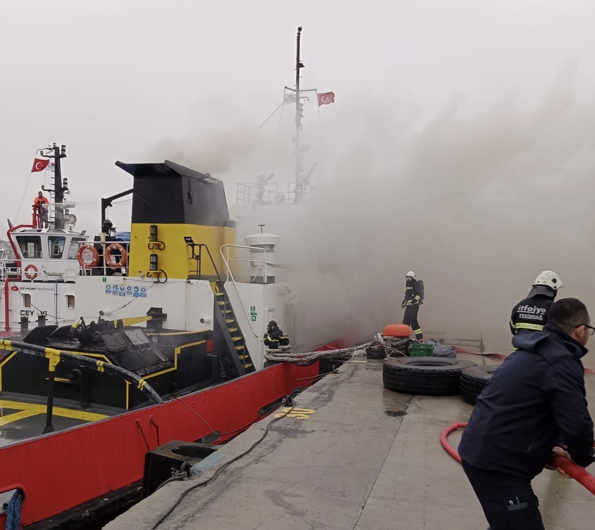 Tekirdağ’ın Süleymanpaşa Ceyport Limanı’nda demirli halde duran bir gemide yangın