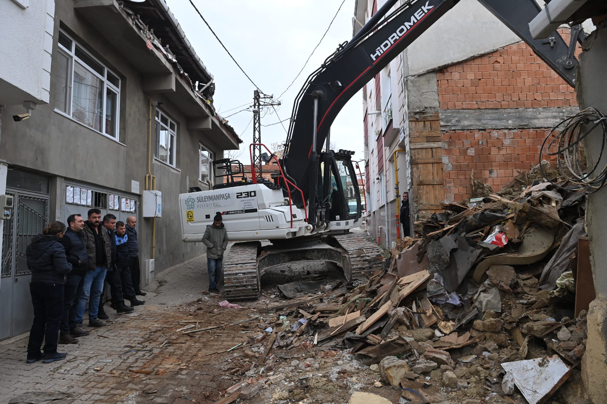 Süleymanpaşa Belediyesi tehlike yaratan metruk binaların yıkımına ilçe genelinde devam