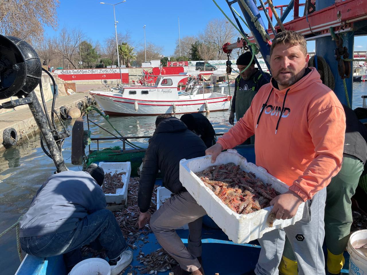 Tekirdağ’ın Süleymanpaşa ilçesinde küçük tekne balıkçıları karides av yasağının kalkmasının