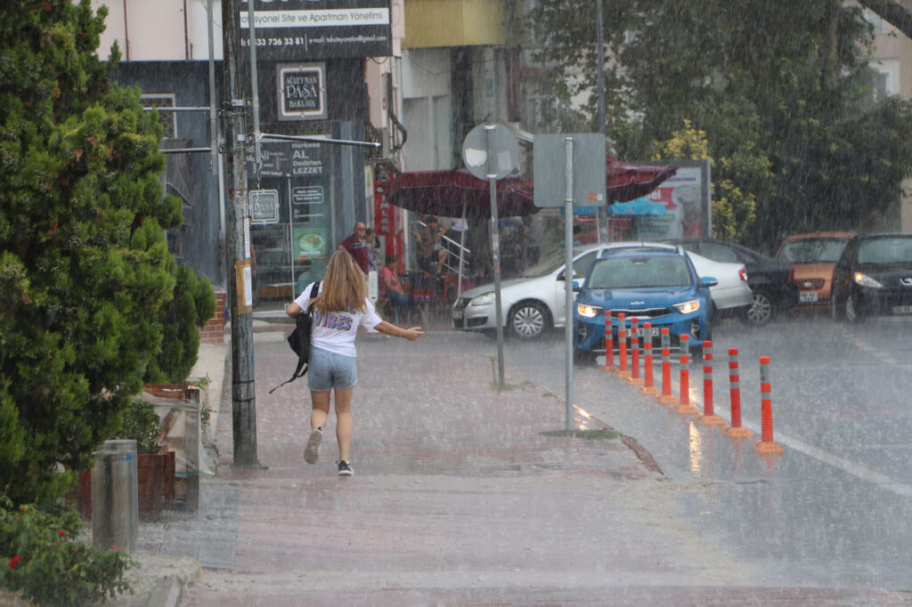 Meteoroloji Genel Müdürlüğü, Yarın Trakya Bölgesi ve İstanbul'da yoğun sağanak