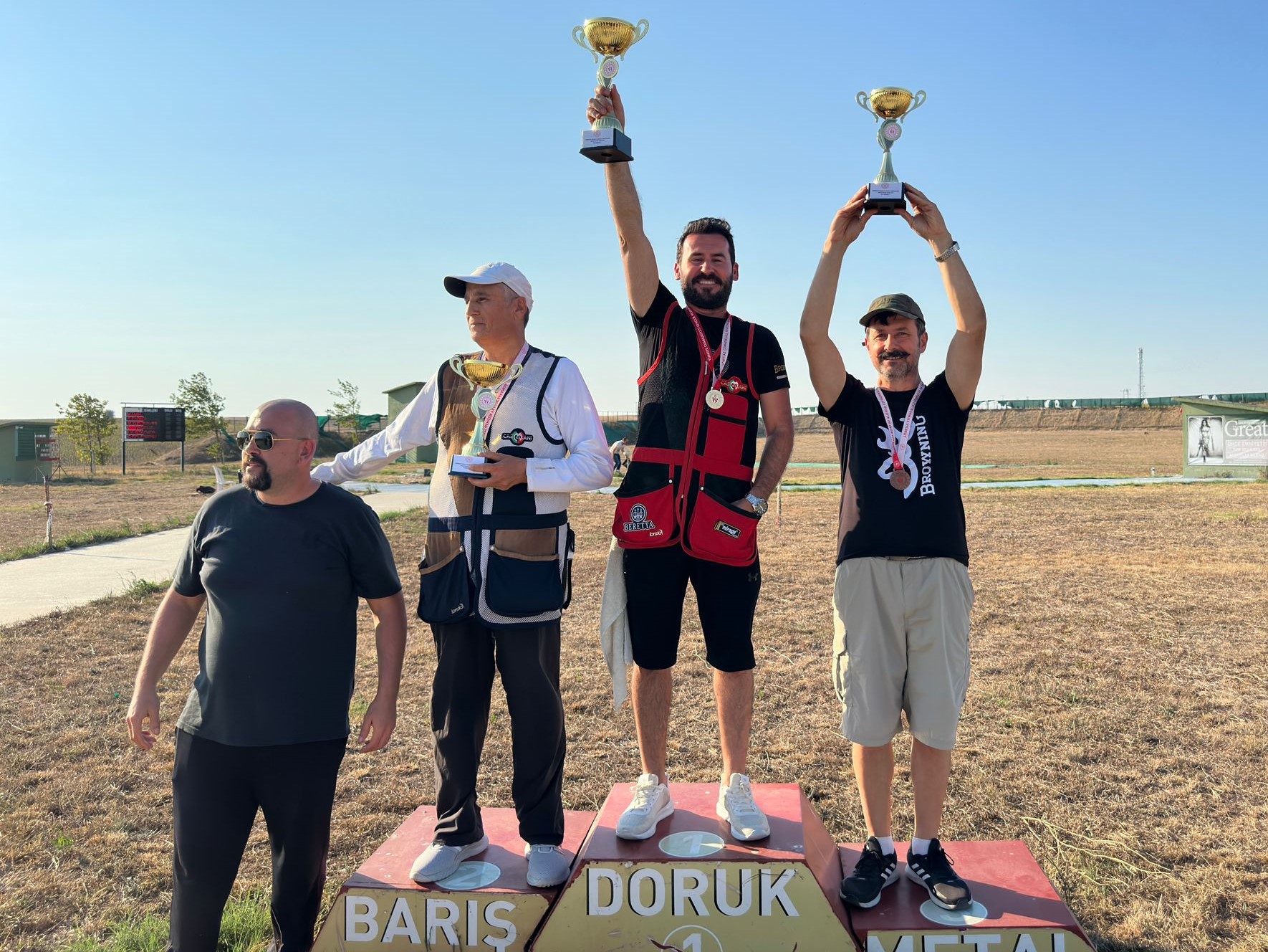 Süleymanpaşa Belediyesi Gençlik ve Spor Kulübü, katıldığı turnuvalarda kupaları toplamaya